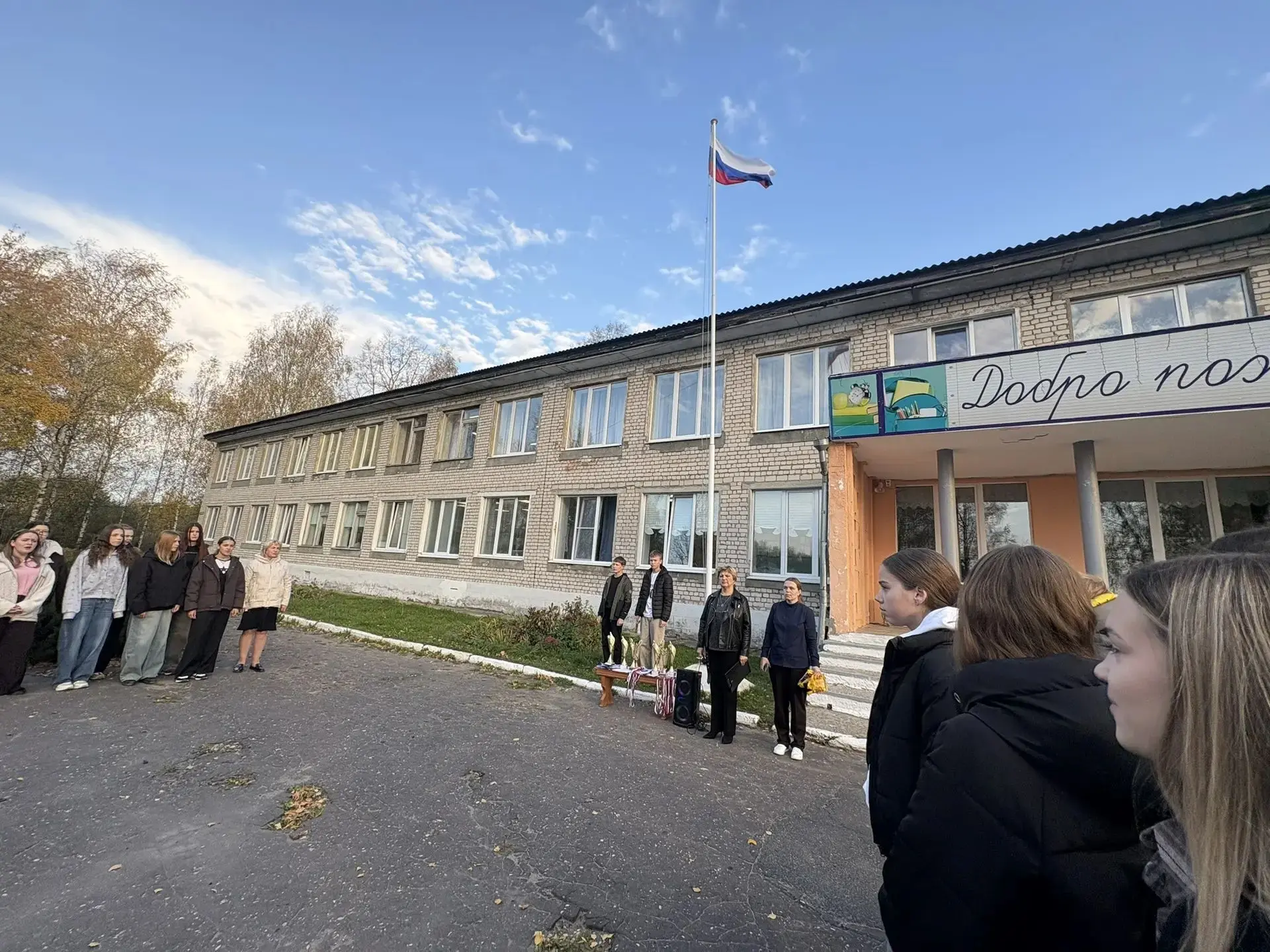 🎉 Неделя после каникул стартовала с торжественных линеек! 🇷🇺