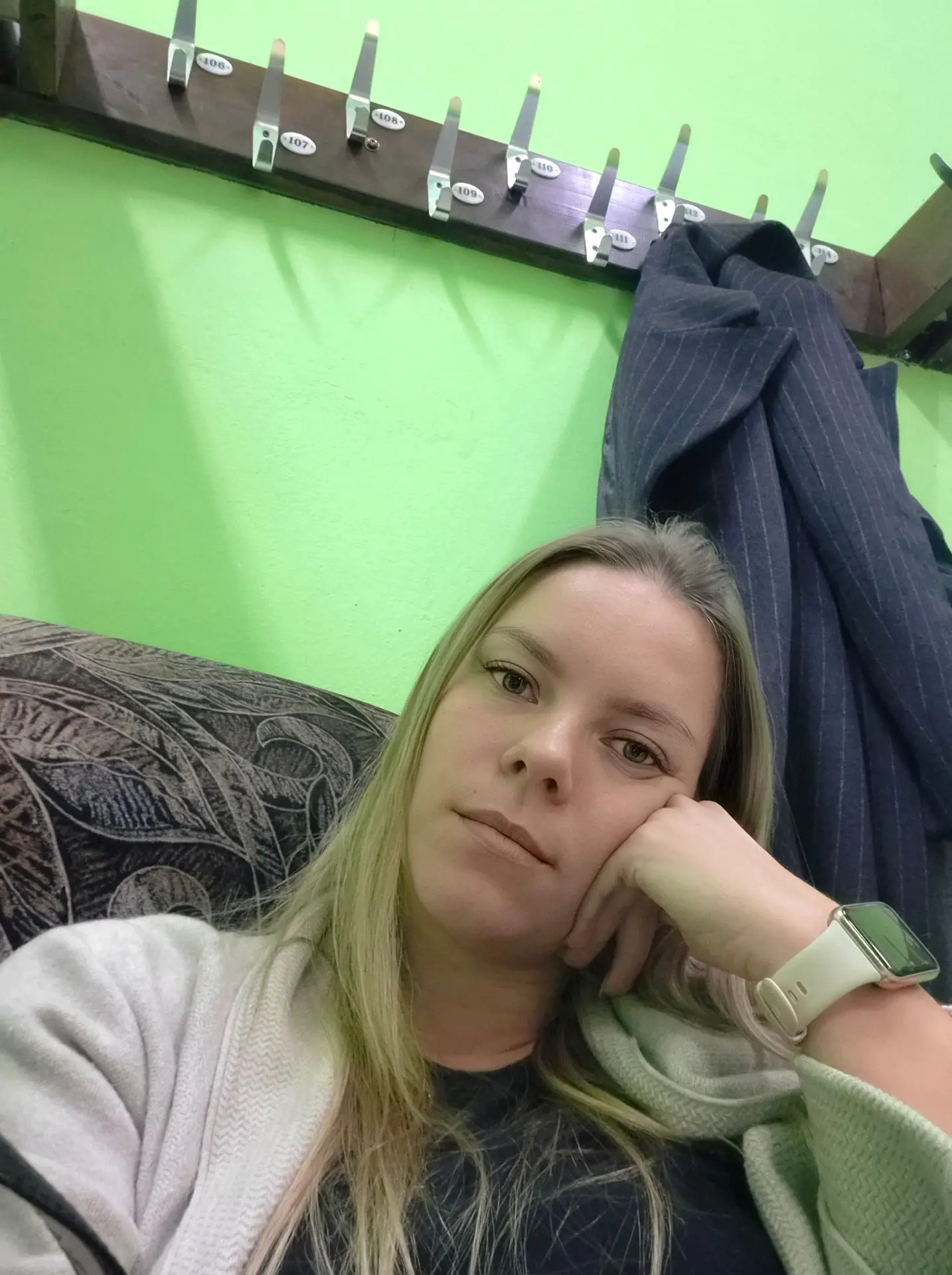 Это я, уставшая после пар с очниками, зависла в кресле преподавательского гардероба. Чи...