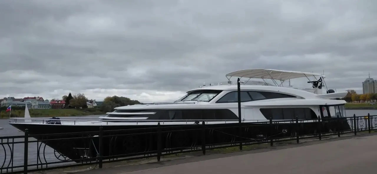 🛥️ В Твери заметили роскошную яхту нидерландского производства. 10 октября судно стоял...
