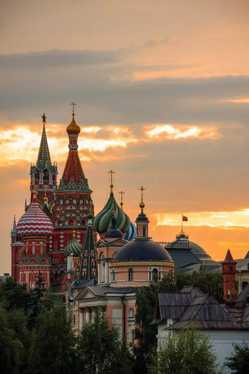 🍂 Осенняя атмосфера Зарядья — золотые деревья, мягкий свет и воздух, которым хочется д...