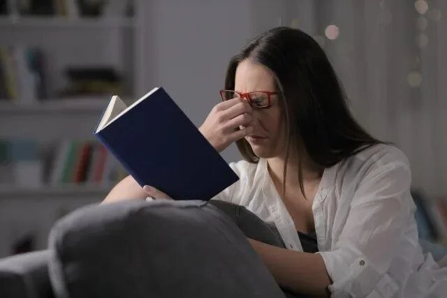 Не только смартфон: чтение книг вредит зрению не меньше