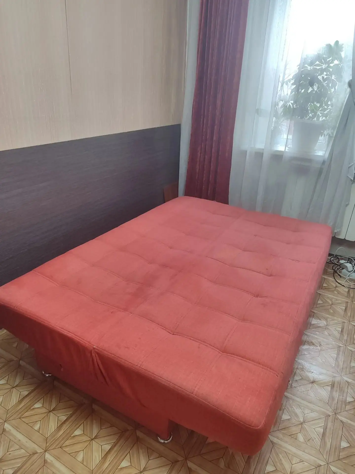 Продам диван евро книжка б/у в отличном состоянии. Принимает 3 положения. Имеется ящик ...