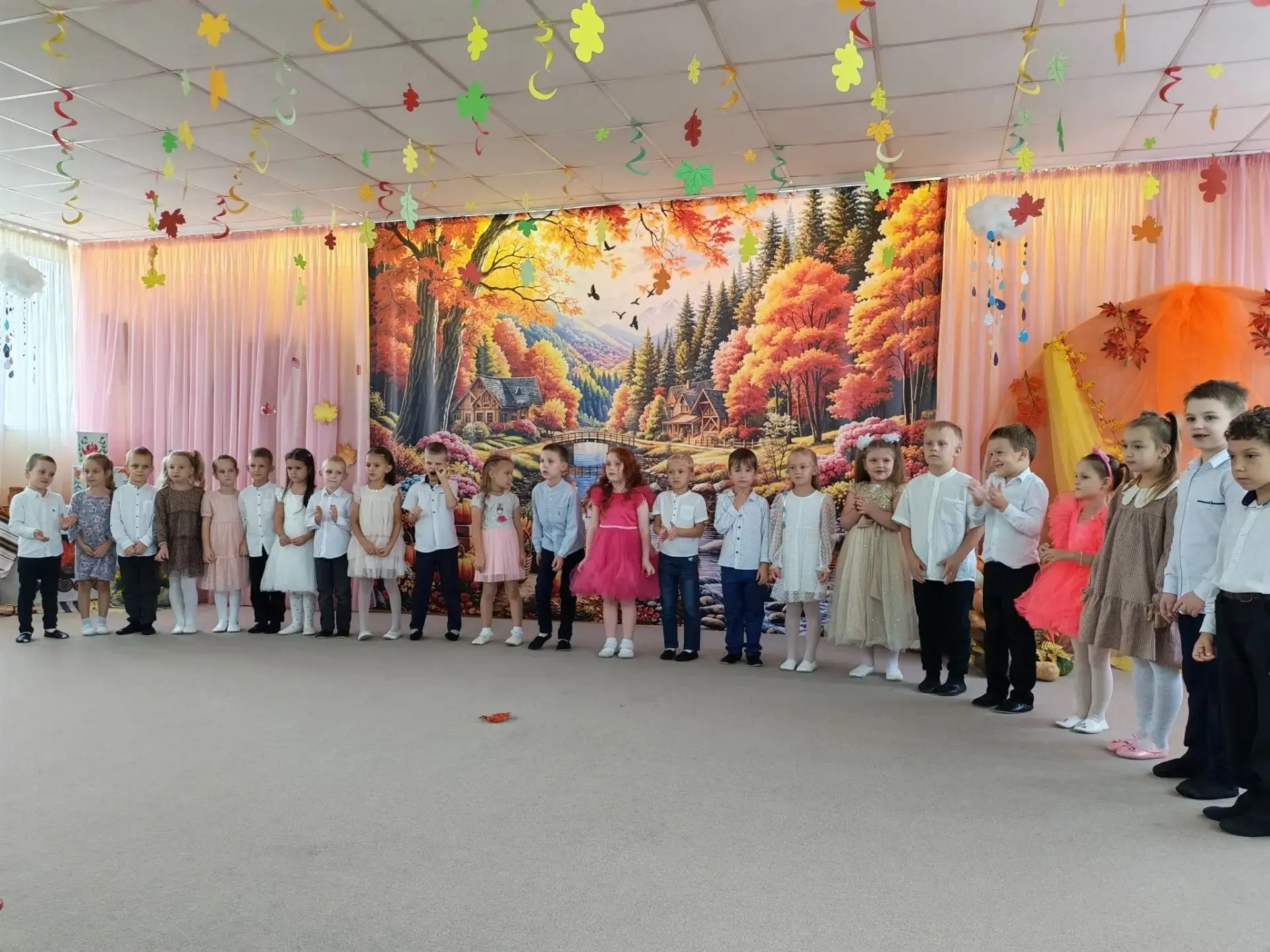 В подготовительной группе прошёл праздник осени под названием "Осенние капризы".🍂