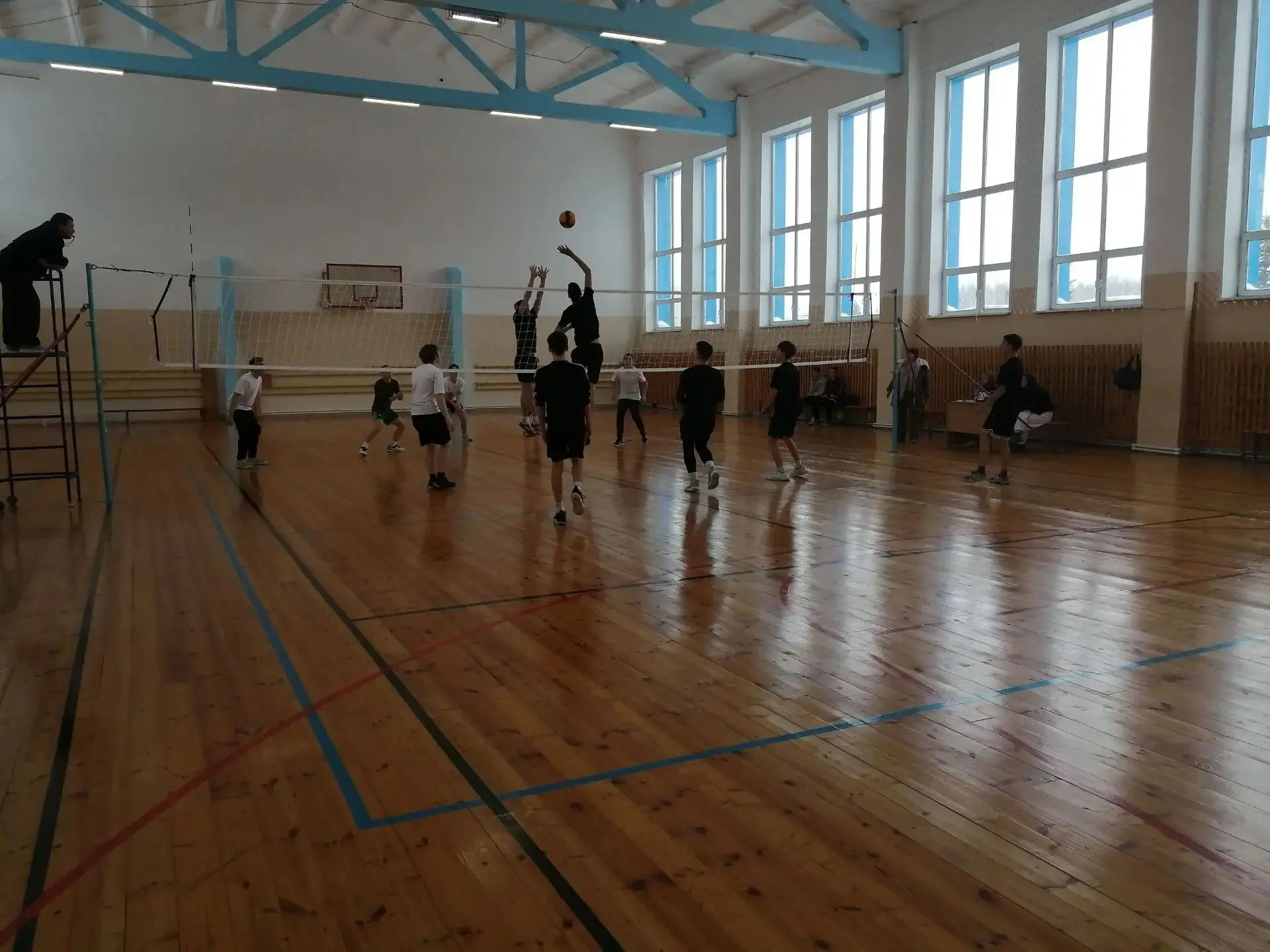 🏐 В спортивном зале МАУ ДО «СШ «Аль» прошла товарищеская встреча по волейболу. В напря...