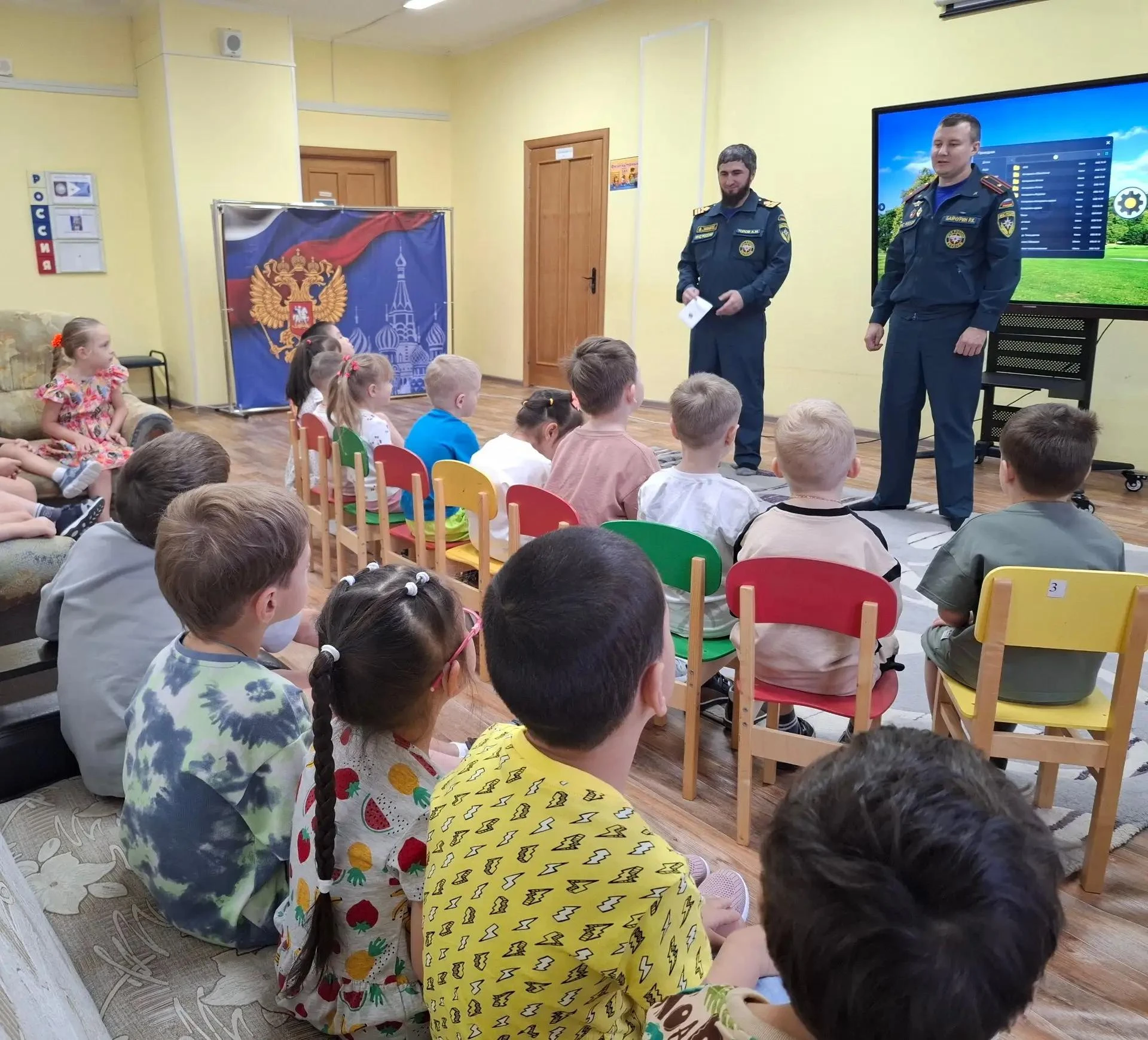 🚨 В День гражданской обороны наш детский сад посетили почетные гости — сотрудники МЧС! 🚒
