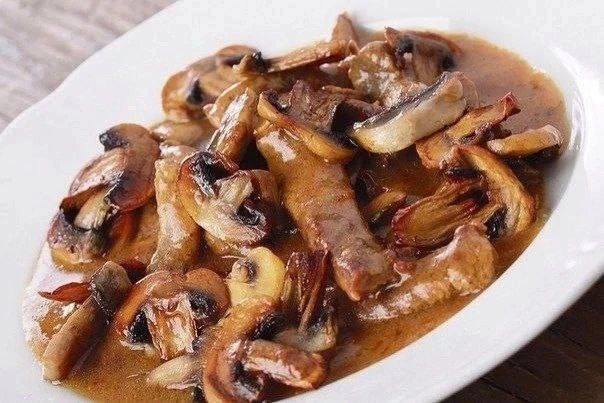 Нежная говядина с соусом и грибами