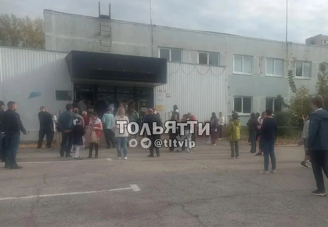 Гимназия 77. Вчера во время тревоги любой возраст отдают только родителям, в узкую двер...
