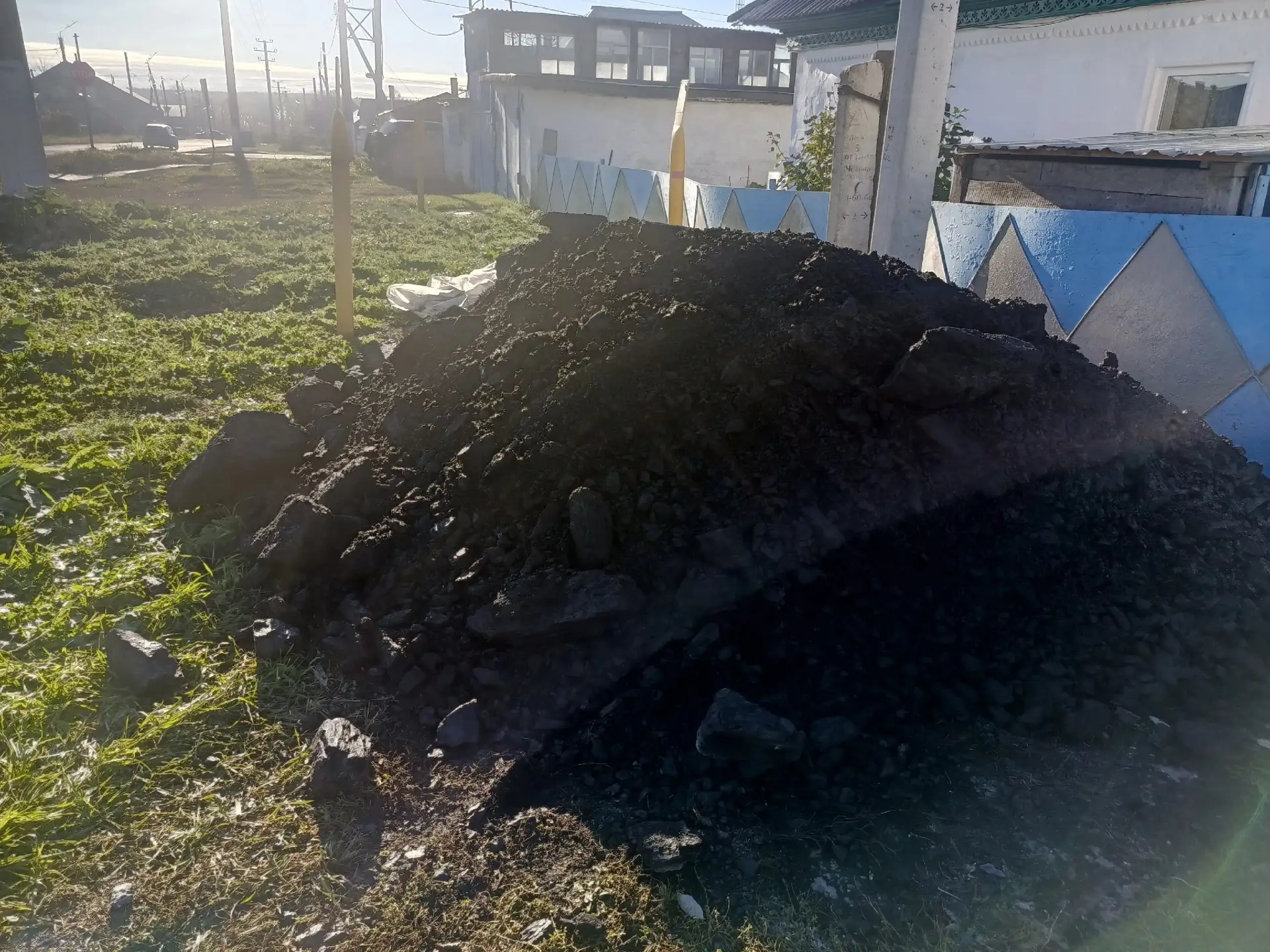 Ужасный уголь привезли. Это разве помощь? Громадные глыбы, а остальное пыль. Уважаемая ...