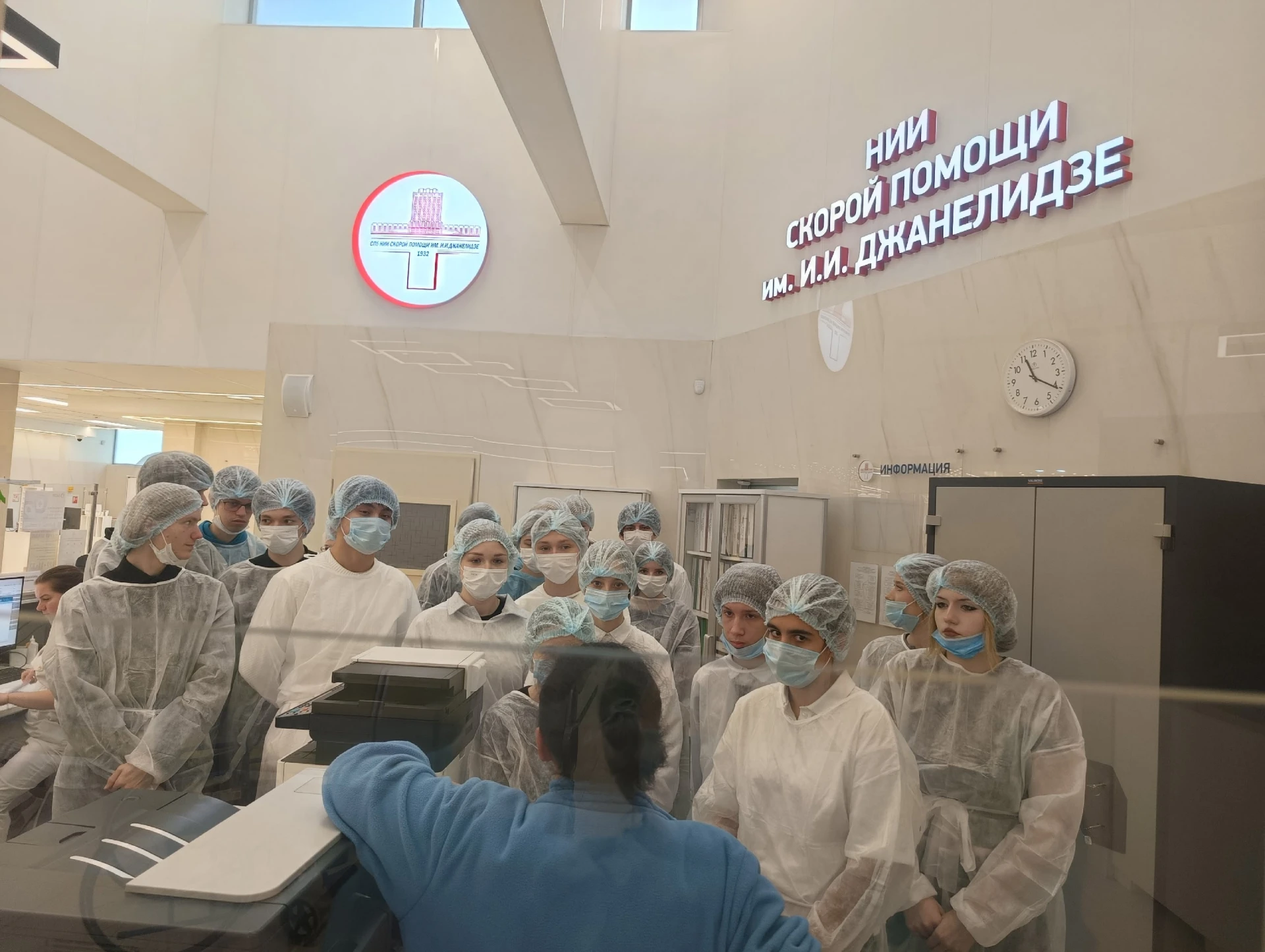 Путь в профессию: школьники на выездном занятии в НИИ им. Джанелидзе