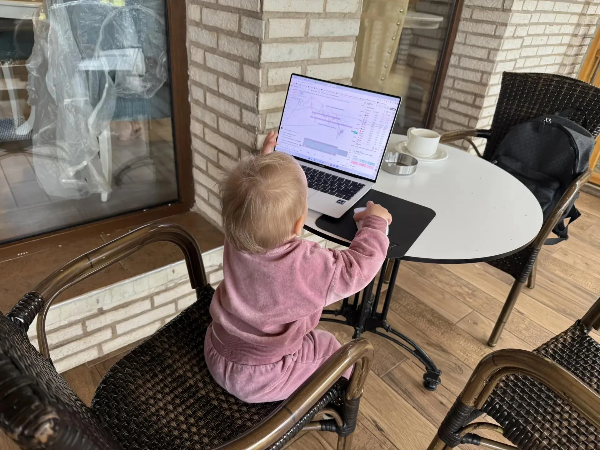 Уехали отдыхать, но от меня было одно условие, что всю работу на себя берет дочка. Вот ...