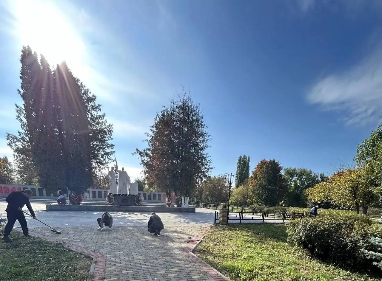 🍂 В Новоусманском районе приводят в порядок памятники, скверы и общественные территории.