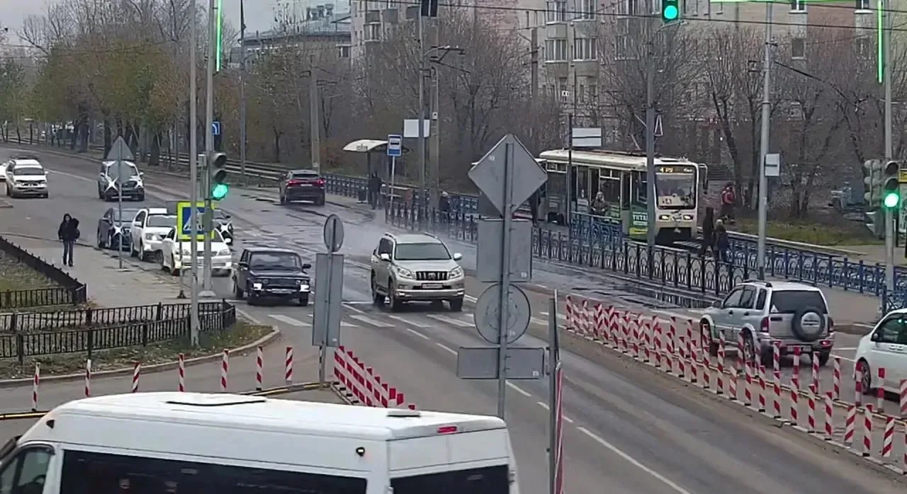В связи с выходом воды на проезжую часть😱 произвели посыпку дорог на Комсомольской пло...