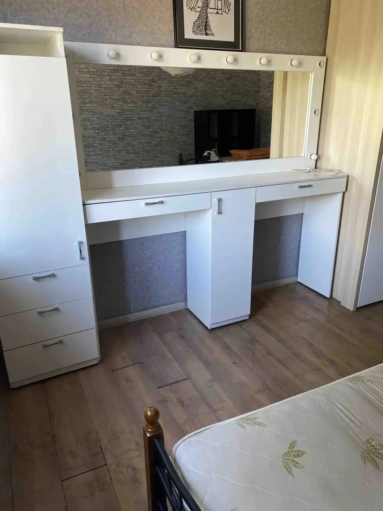 Продам зеркало для мейка  с подсветкой + шкаф. Общая длина 2,4 м, тел. 89133545454