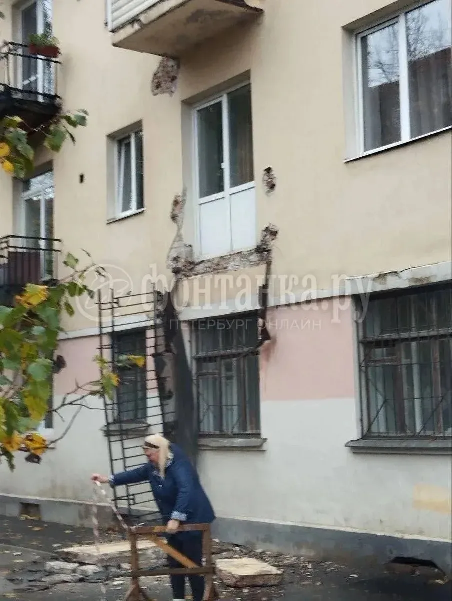 😳 На Васильевском острове обрушился балкон жилого дома.