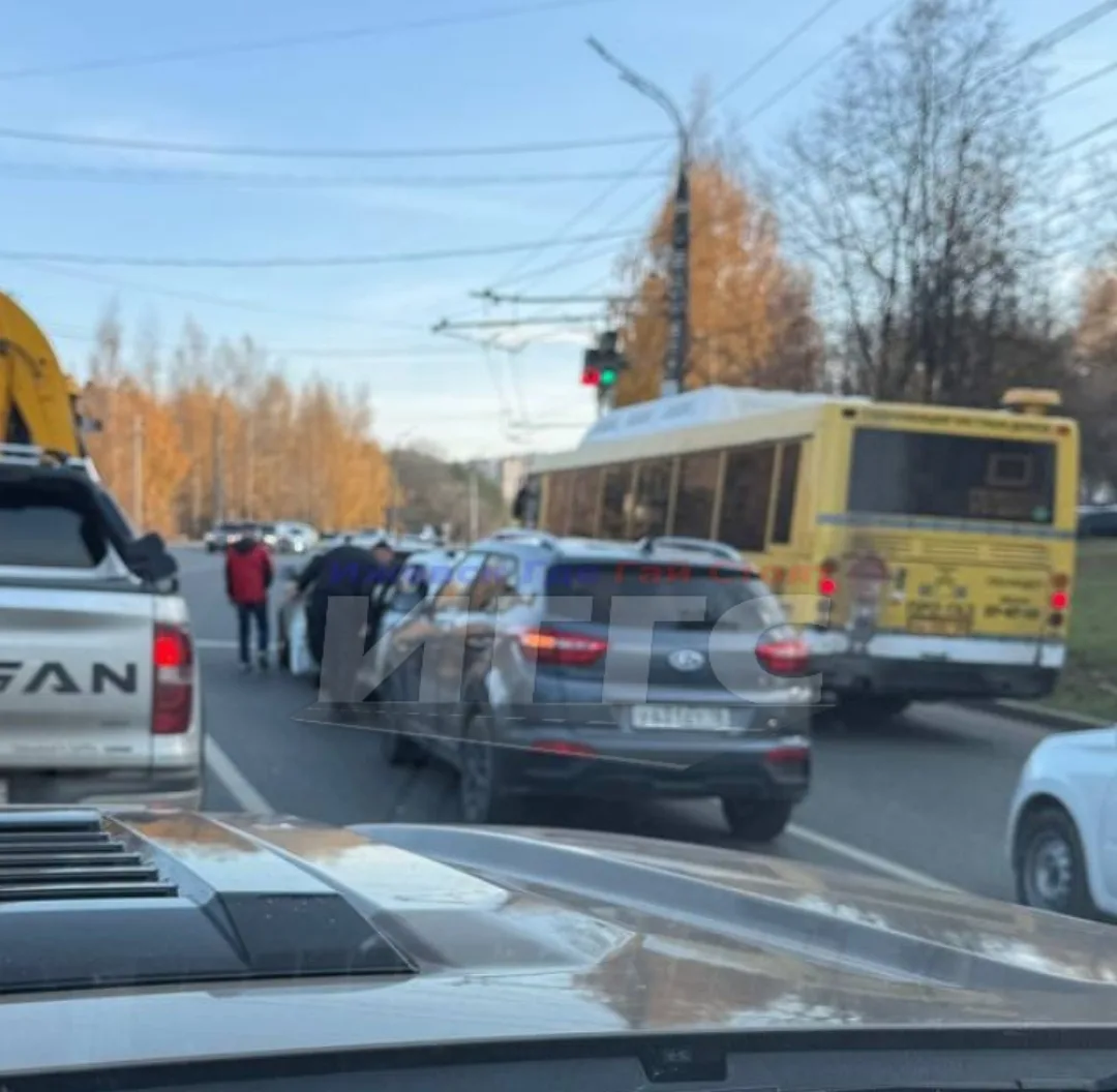 ⚠ Утреннее #ДТП с участием трёх автомобилей на перекрёстке Воткинское и Славянского шоссе.