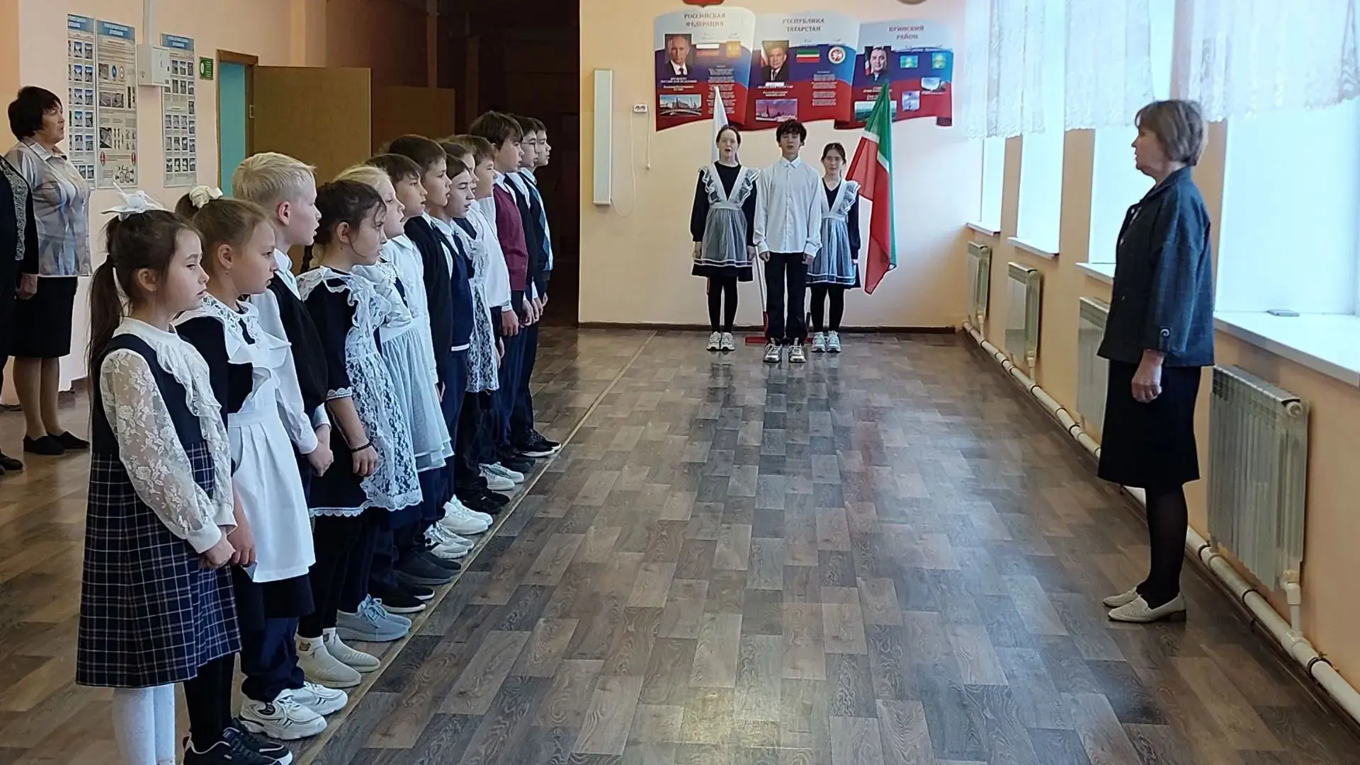Утро понедельника, 12 октября, традиционно началось с вноса флагов и исполнения гимнов ...