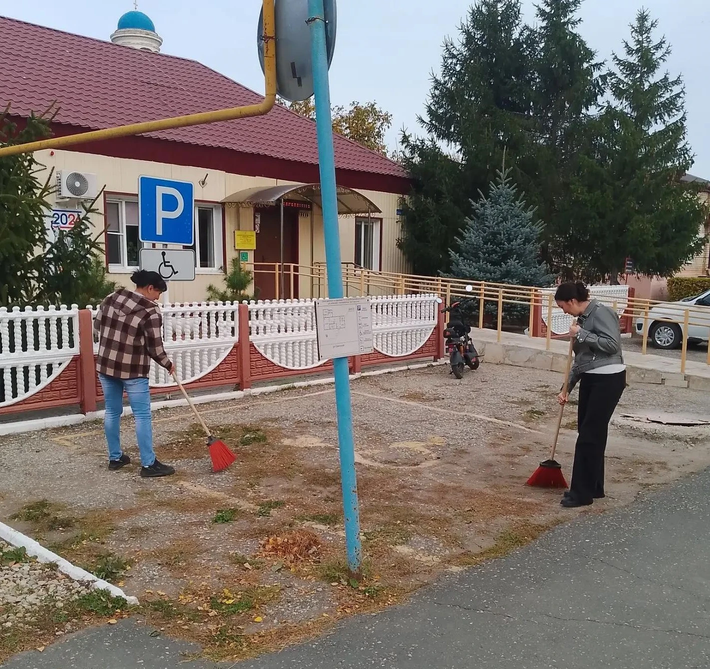 Коллектив ГАУ СО КЦСОН Дергачевского района принял участие в санитарном дне. Сотрудники...