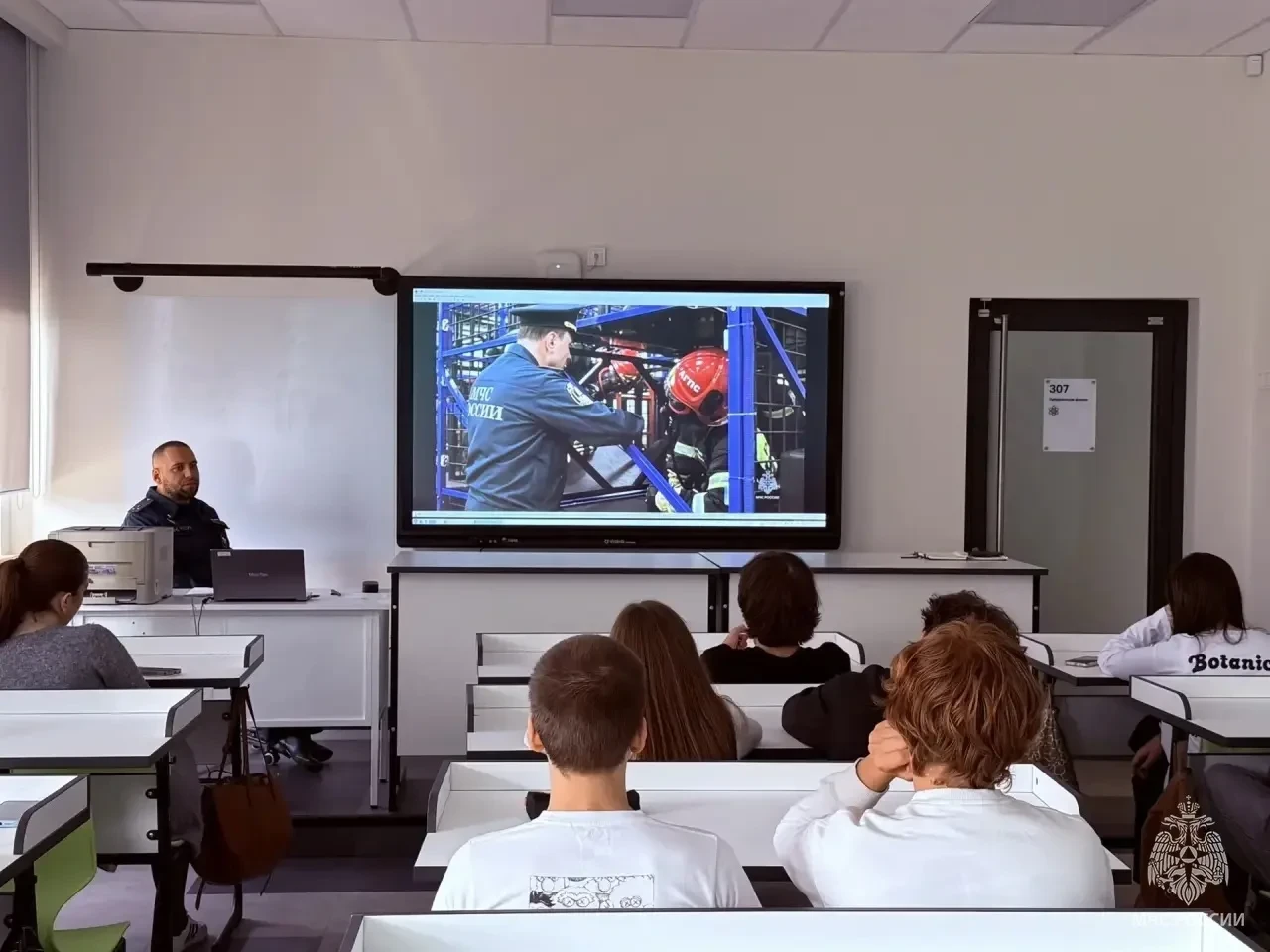 🎓 Десятиклассникам рассказали, как построить карьеру в МЧС России