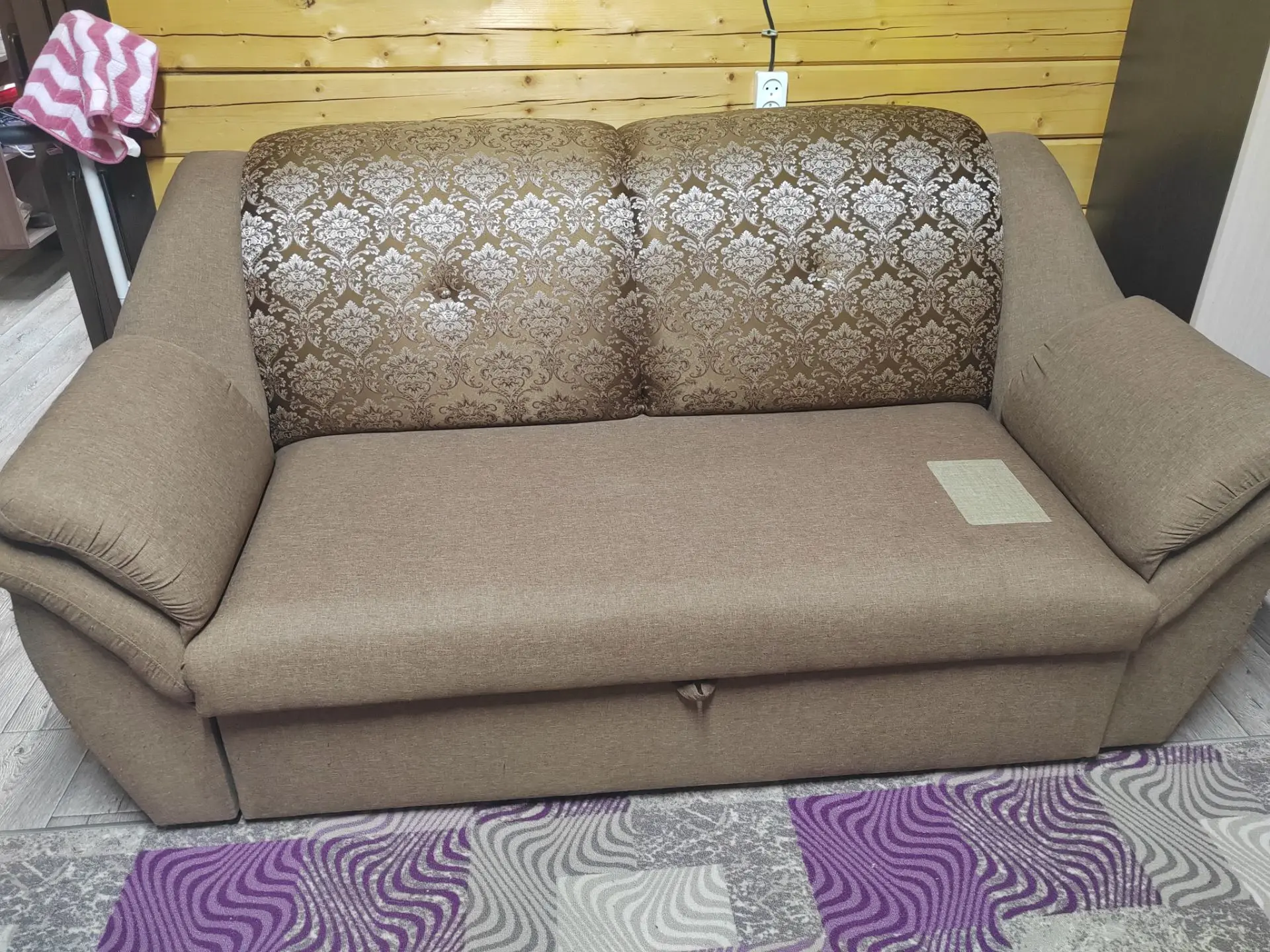 Продам диван. Самовывоз. 10 т. Торг. 89134157426