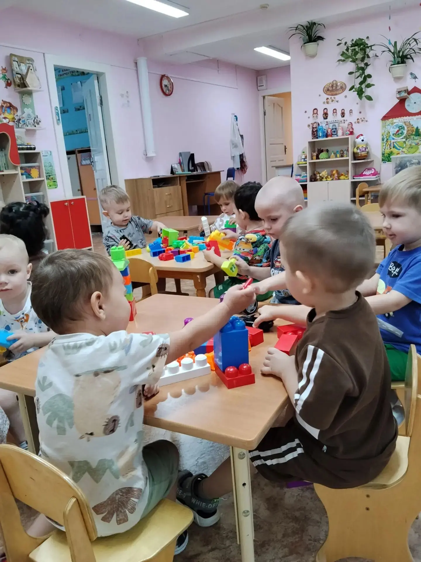 Дети  первой группы раннего возраста " Слонёнок" много играют, ведь игра для малышей гл...