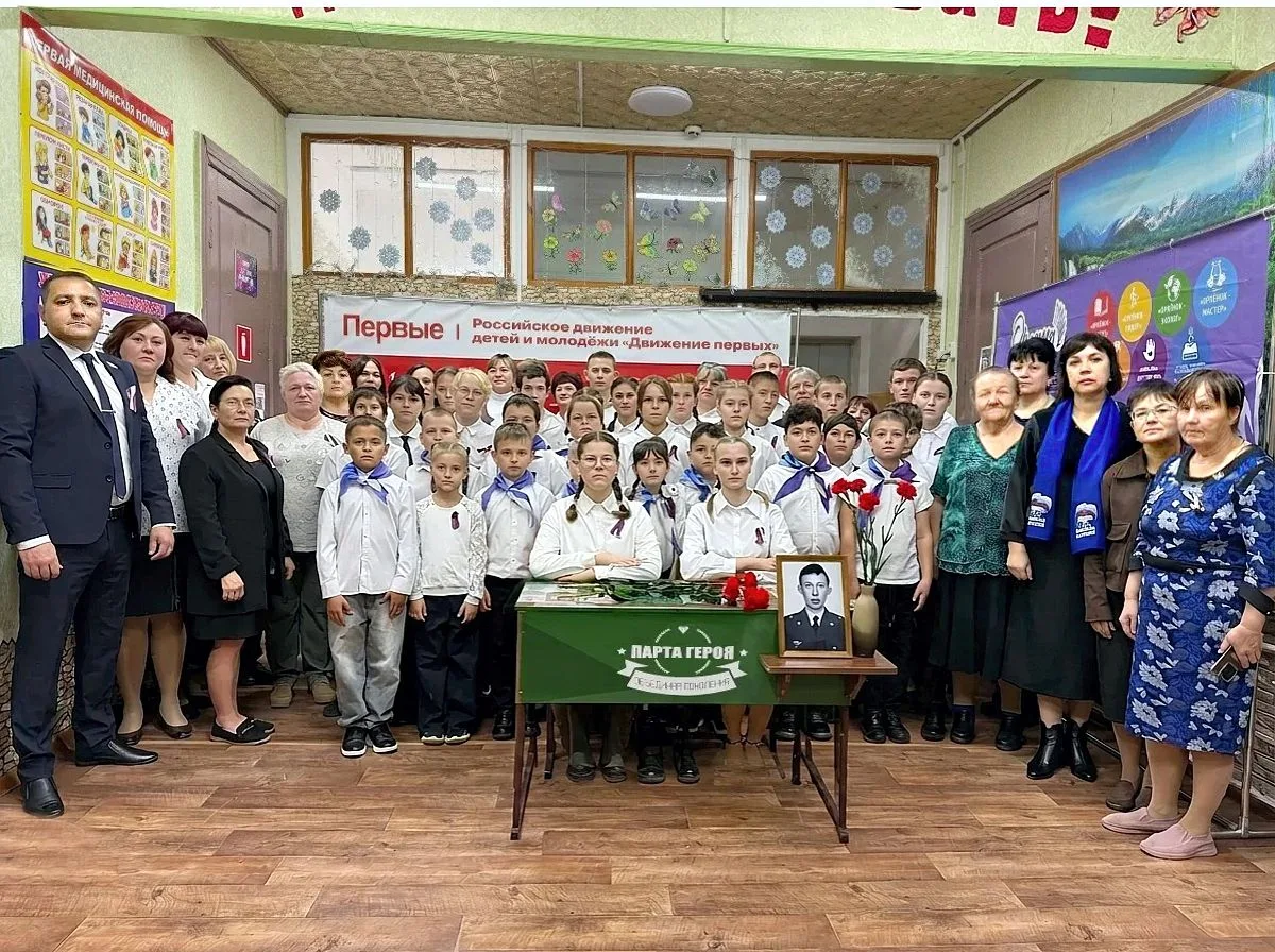 Память, которая живёт в сердцах: в школе открыли «Парту Героя»