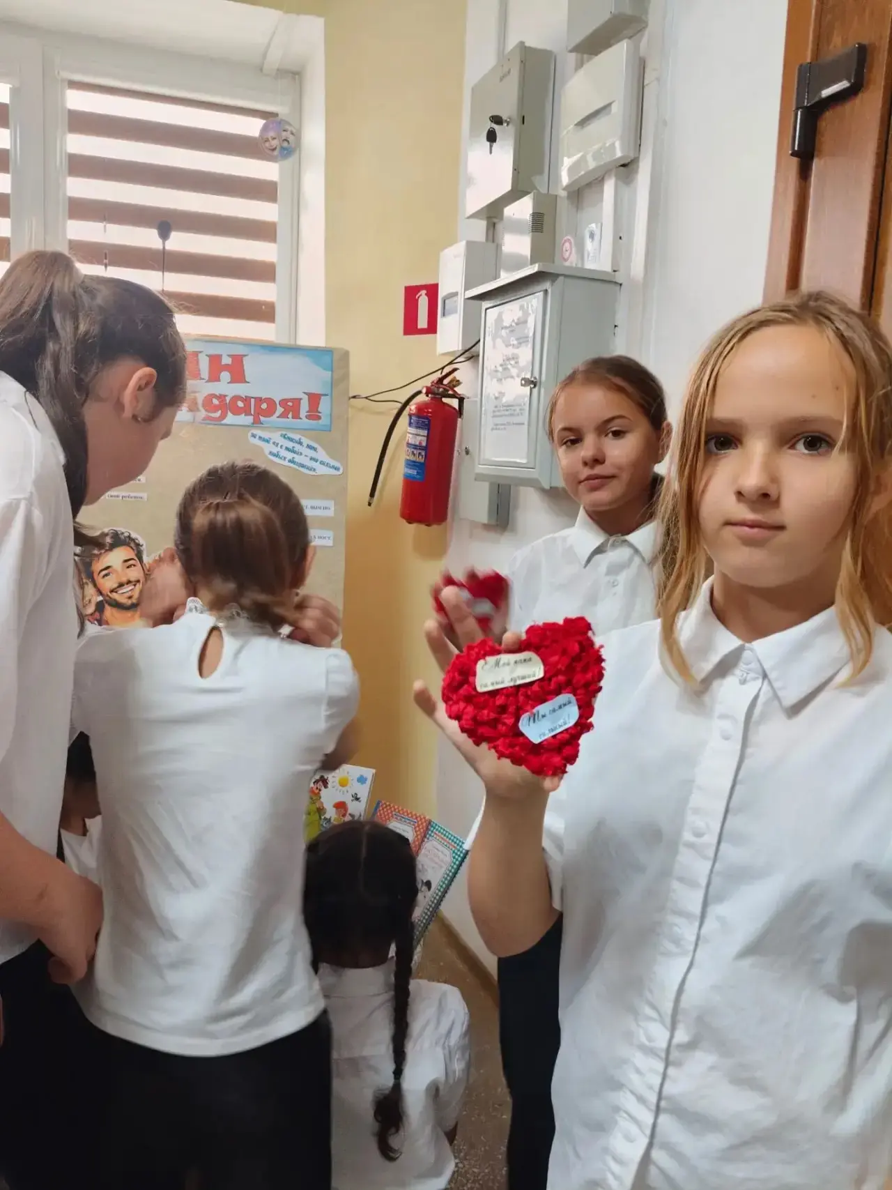 Своими руками с любовью: ученики 4 «А» и 4 «Б» классов создали подарки для пап в районн...