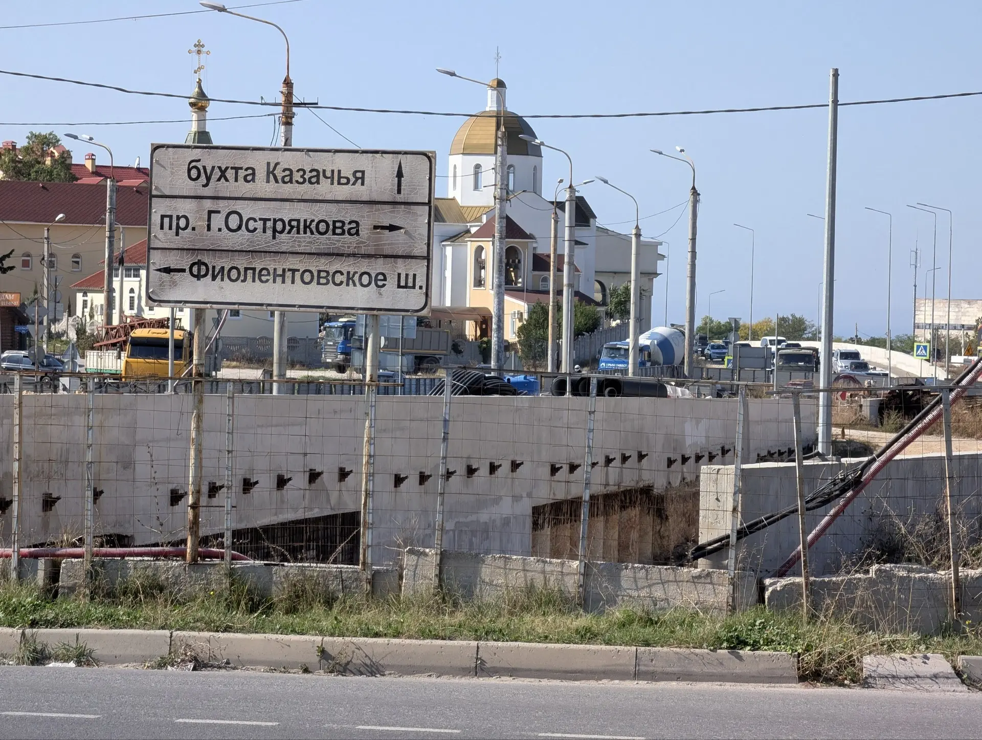 Брошенный Огурец тем временем зарастает растительностью. Как и весь город 😔