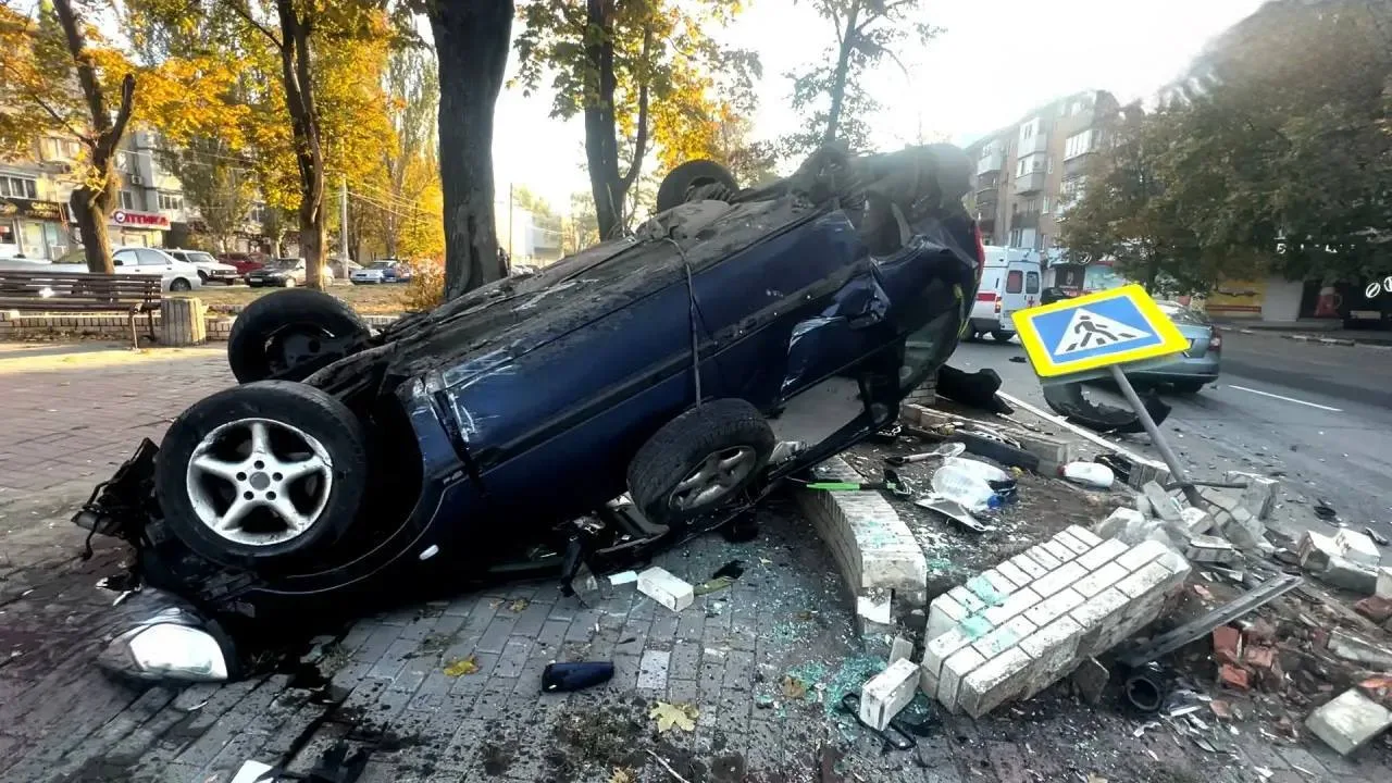Полицейские устанавливают обстоятельства ДТП, в результате которого были травмированы д...