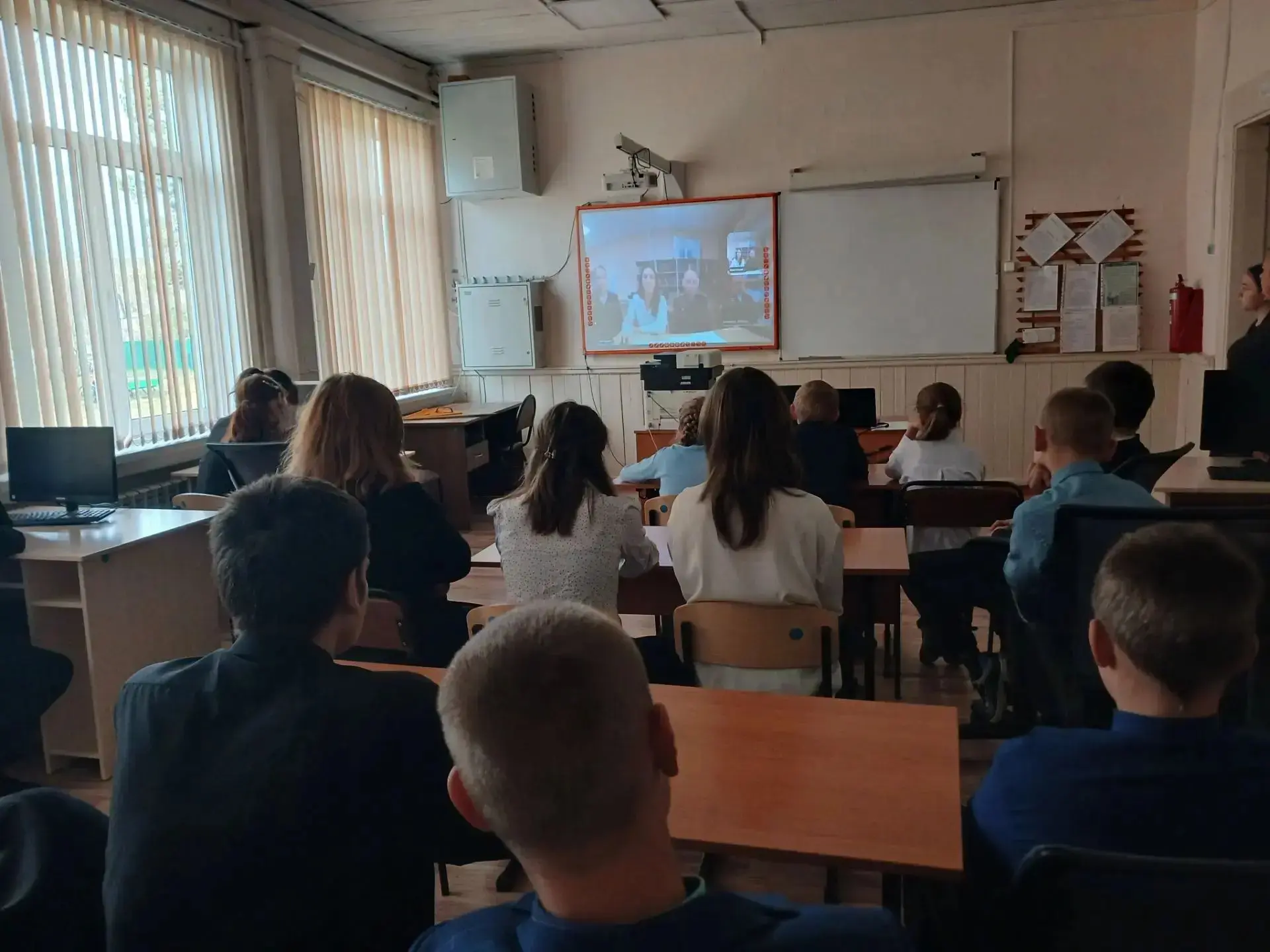 Ученики 6–11 классов на онлайн‑уроке «Профессия — Родину защищать»! 🎉