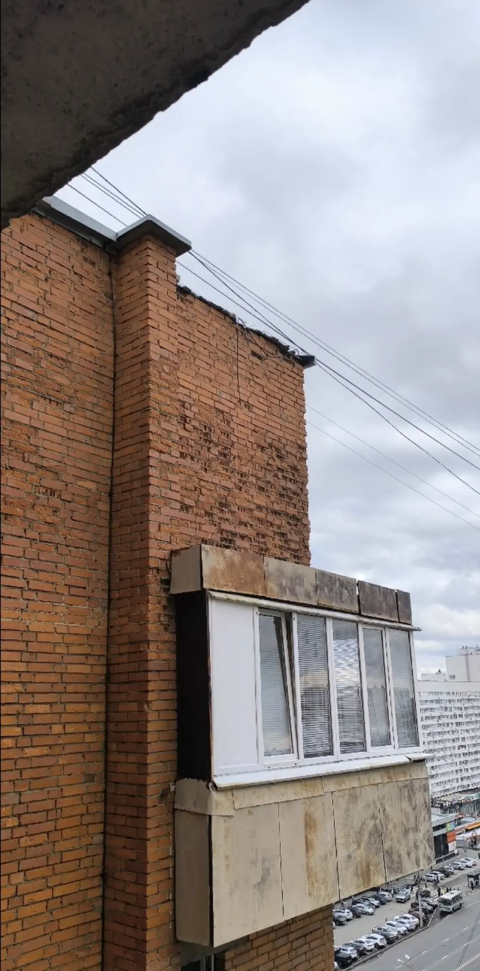 Это проспект Победы 134 дом — идёт обрушение крыши.