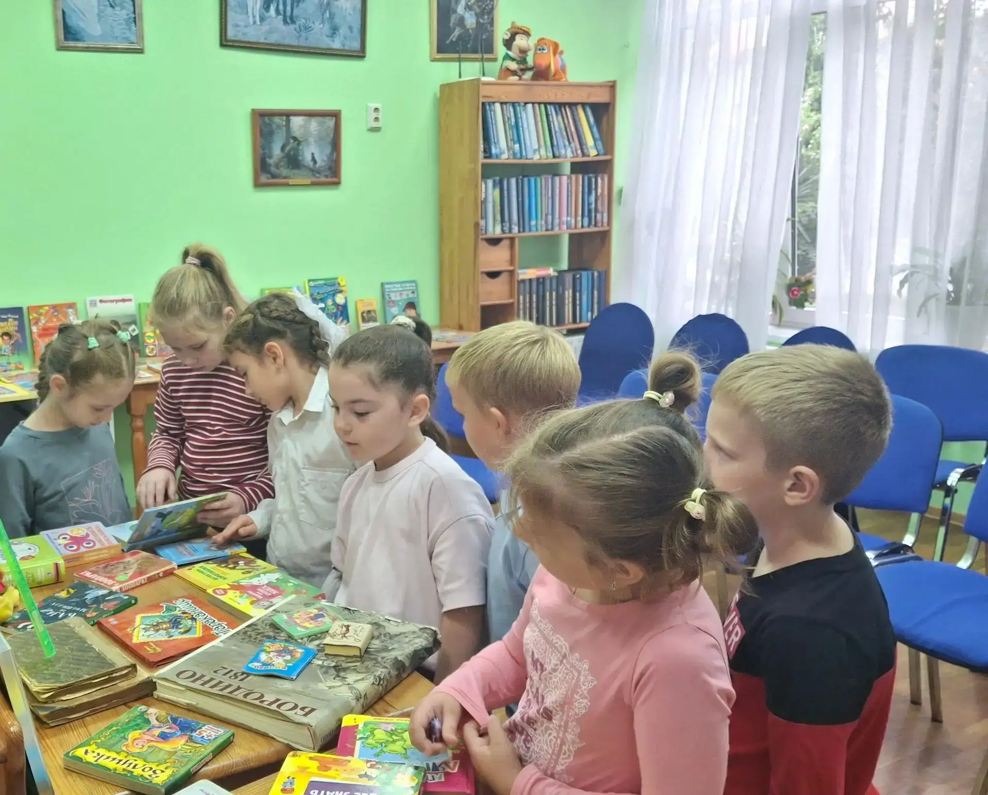 📚«Больше двух читаем вслух»: первоклассники в гостях у Детской библиотеки № 9