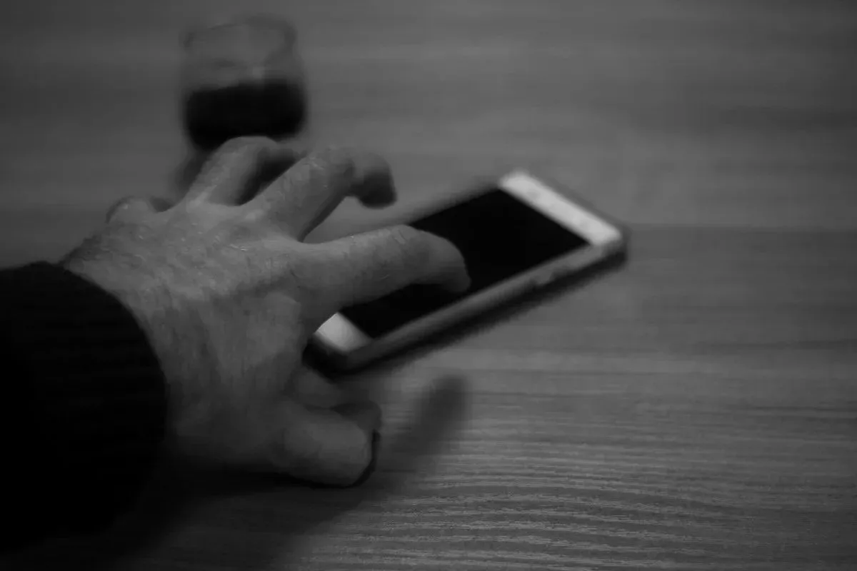 📱 В Боровичах местный житель получил реальный срок за кражу телефона со стола