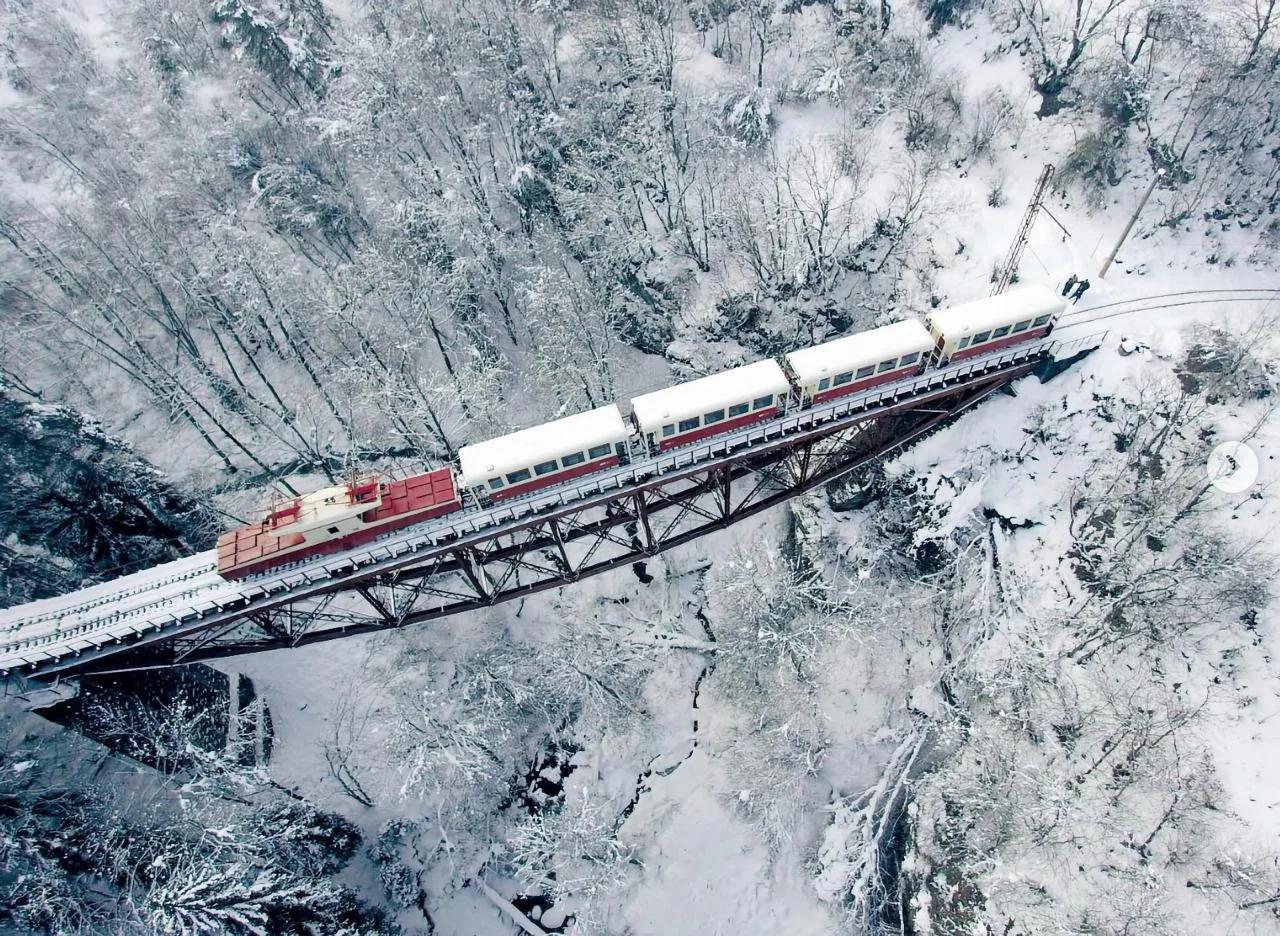 🇬🇪🚂 Исторический поезд «Кукушка» начнёт курсировать из Боржоми в Бакуриане уже в дек...