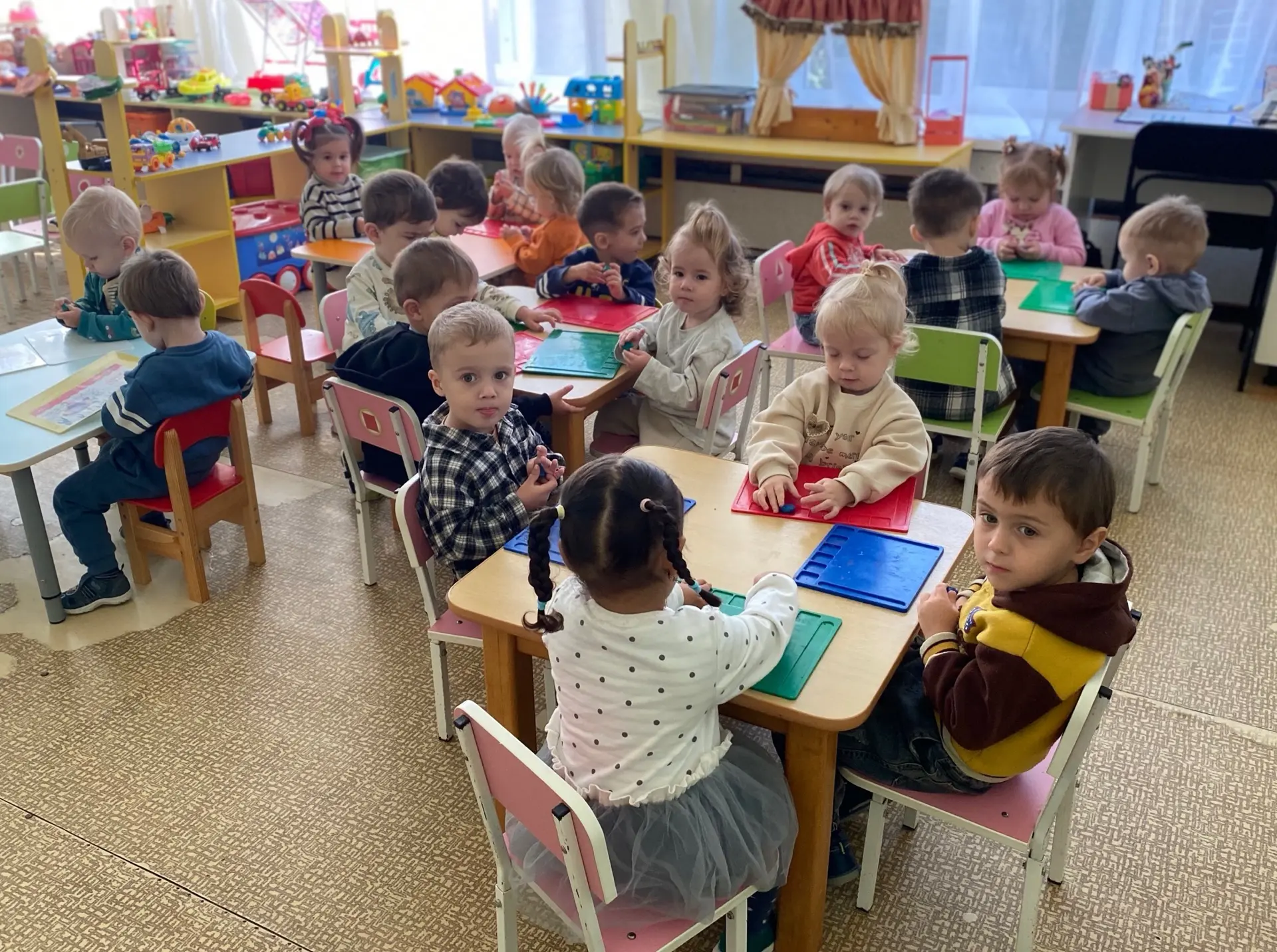 Лепка к группе раннего возраста, одна из ведущих видов деятельности.