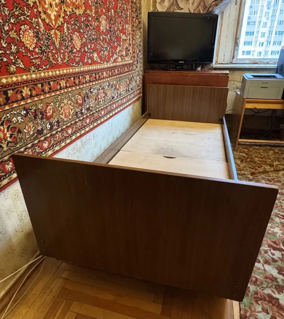 Кровать