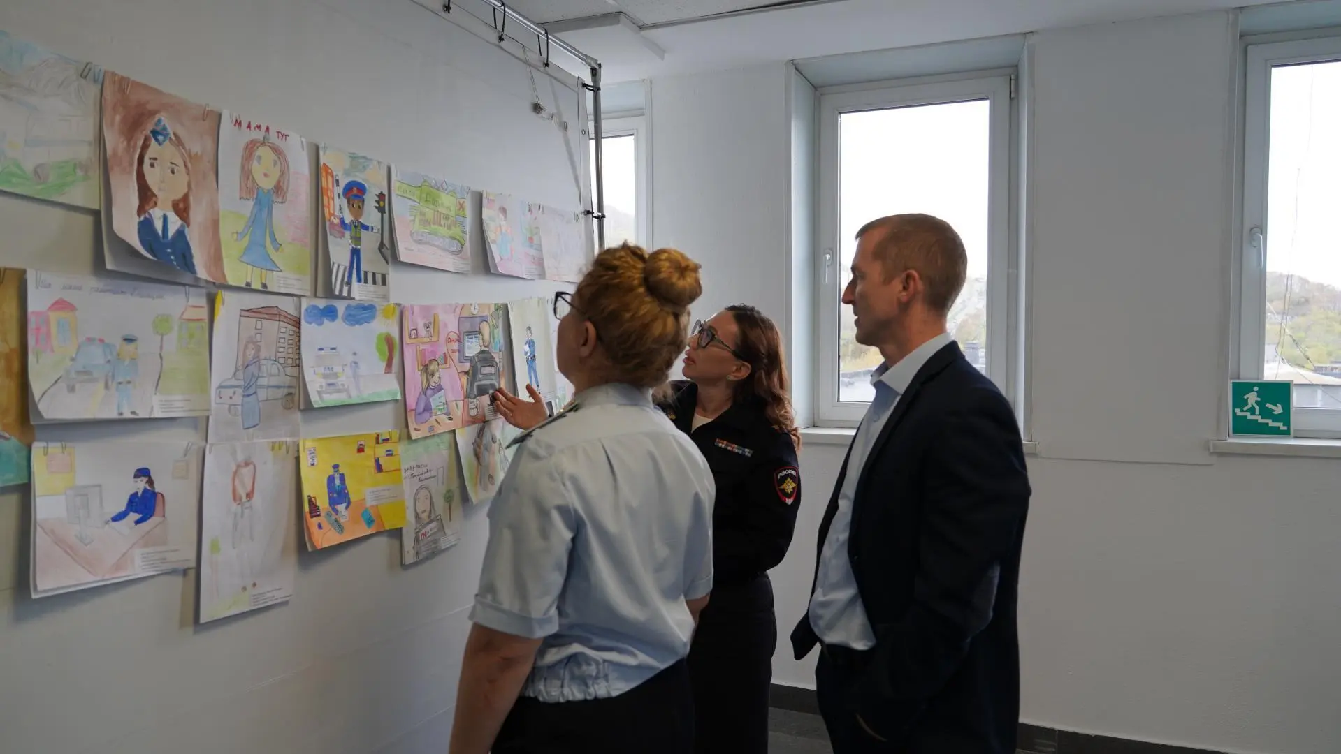 🎨 В УМВД России по Камчатскому краю подведены итоги конкурса рисунков «Мои родители ра...