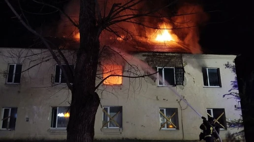 Двух человек спасли при пожаре в расселенном доме в Воронеже