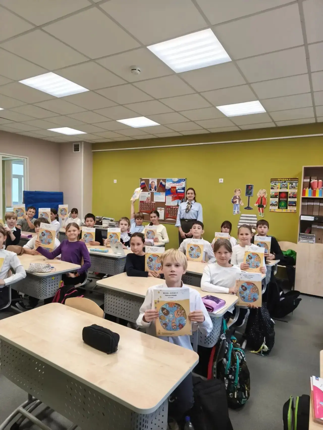 В школе прошли первые занятия в новом учебном году  ЮНА- КЛАСС для учащихся - 2 и 4 кла...