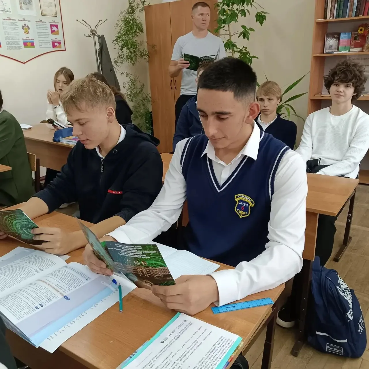 Сегодня в нашей школе прошла важная встреча для старшеклассников. С 10 и 11 классами вс...