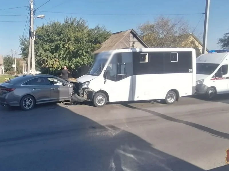 Восемь человек пострадали в аварии с участием маршрутки в Дзержинском районе. Днем на у...