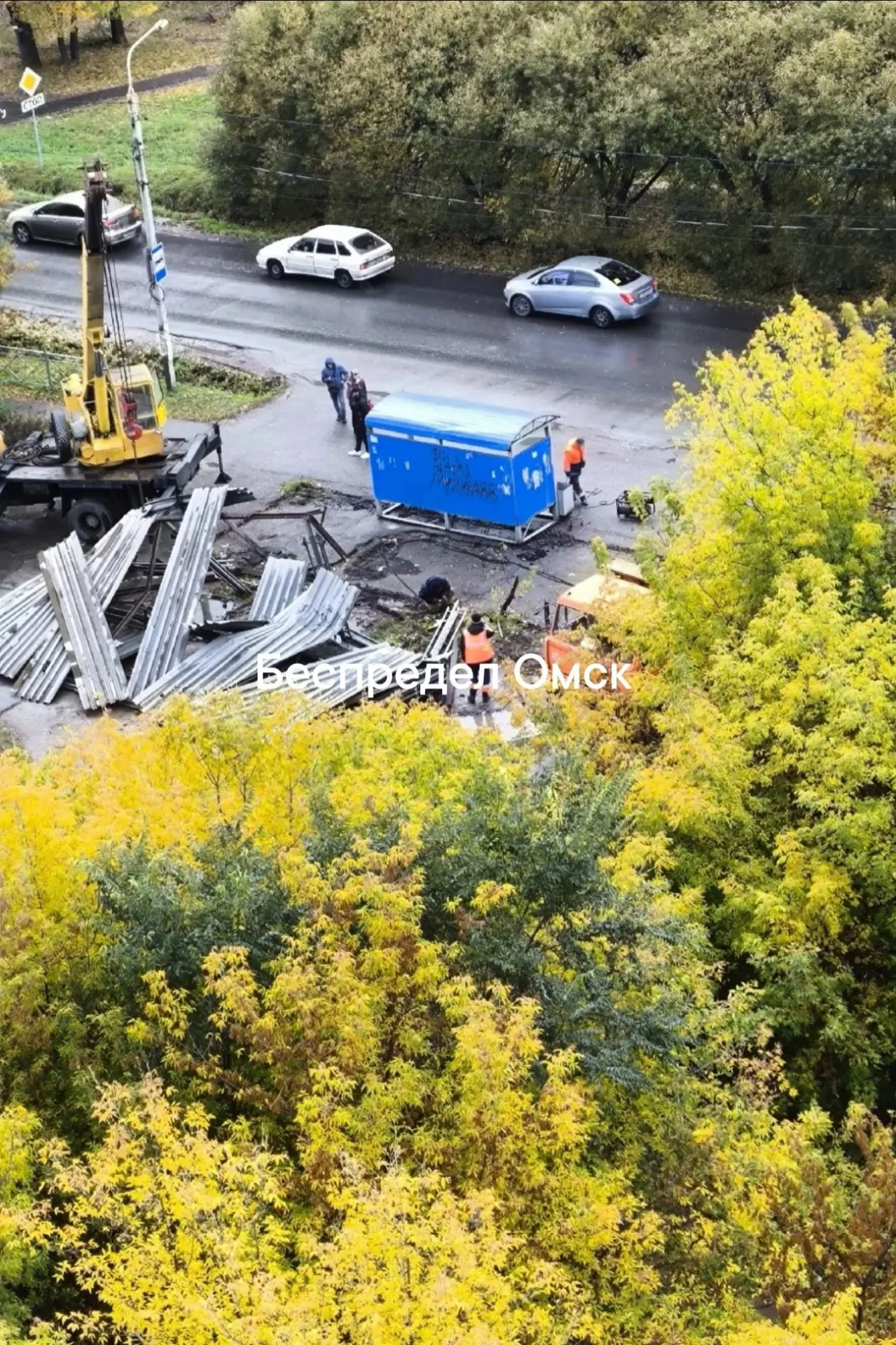 Была остановка большая и могла укрыть от осадков болие 40 человек,сейчас поставили каку...