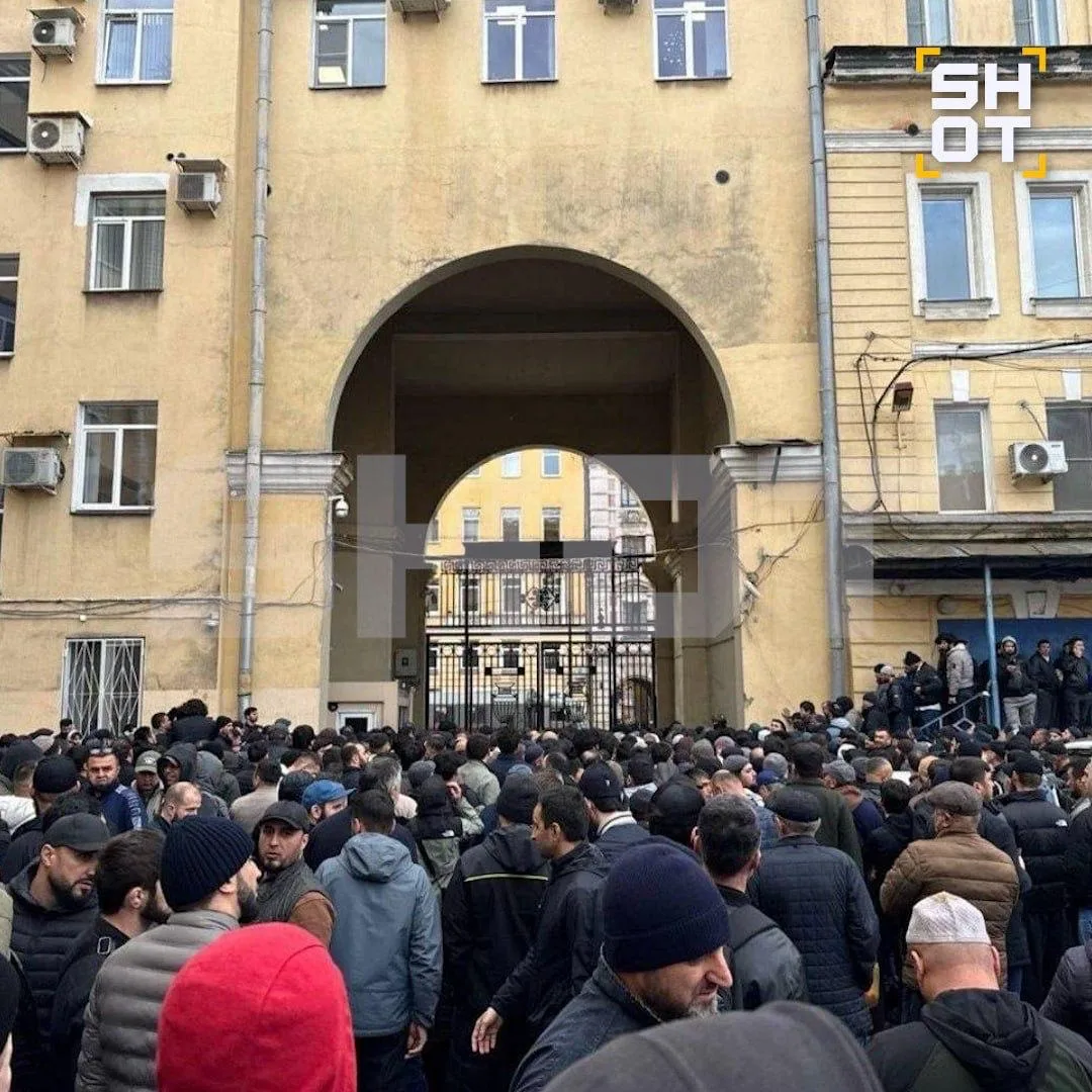 🇷🇺 Силовики нагрянули прямо на пятничный намаз в Петербурге — десятки иностранцев зад...