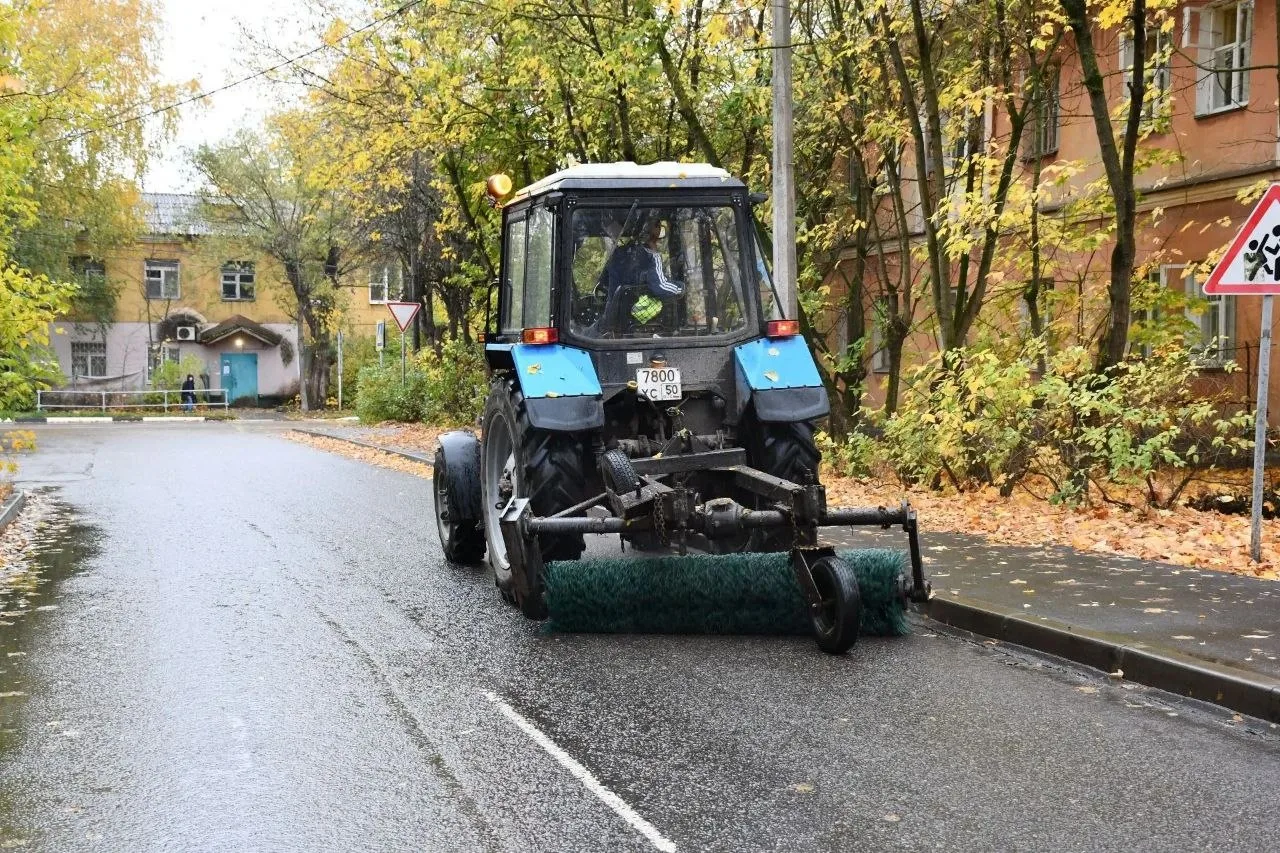 🍂 В Жуковском продолжают уборку дворов и ремонт детских площадок