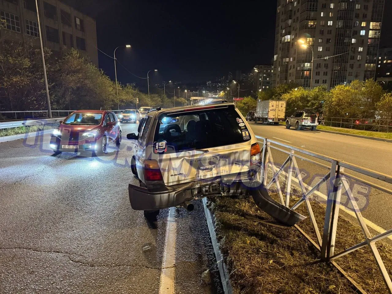 На Чуркине во Владивостоке серьёзная авария — Honda Freed догнала Subaru Forester, от у...