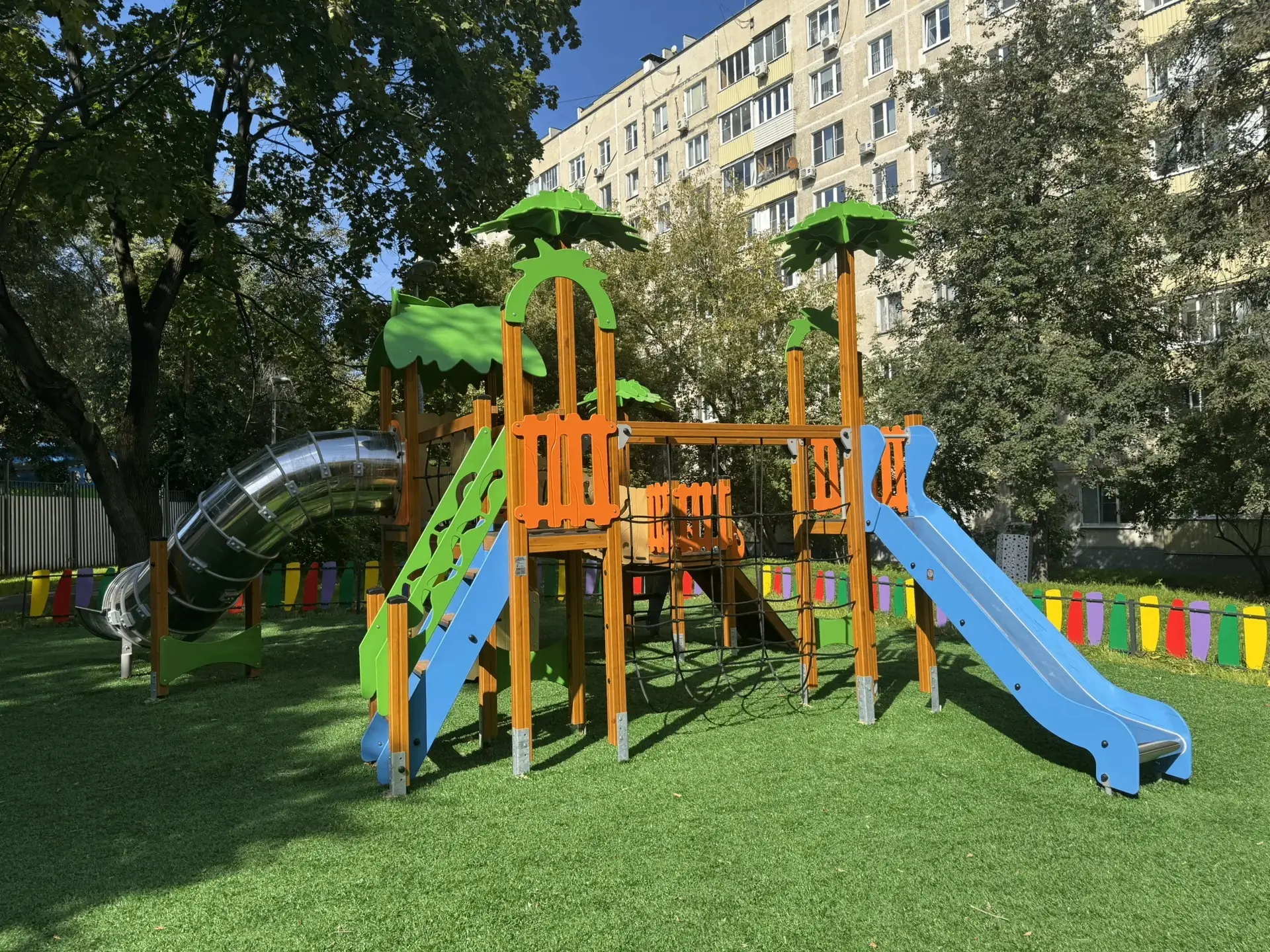 Работы по комплексному благоустройству дворовой территории завершились в Донском районе