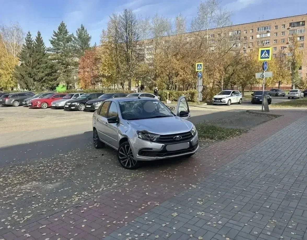 На проспекте Строителей машина сбила электровелосипед с подростками