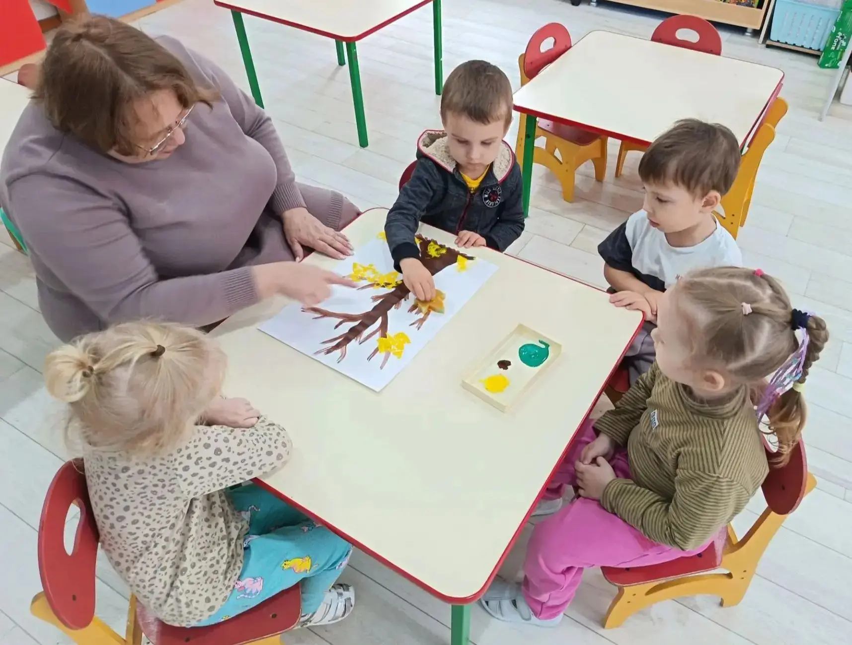 Художественно-творческая деятельность в младшей группе  РУМЯНЫЕ ЩЁЧКИ.