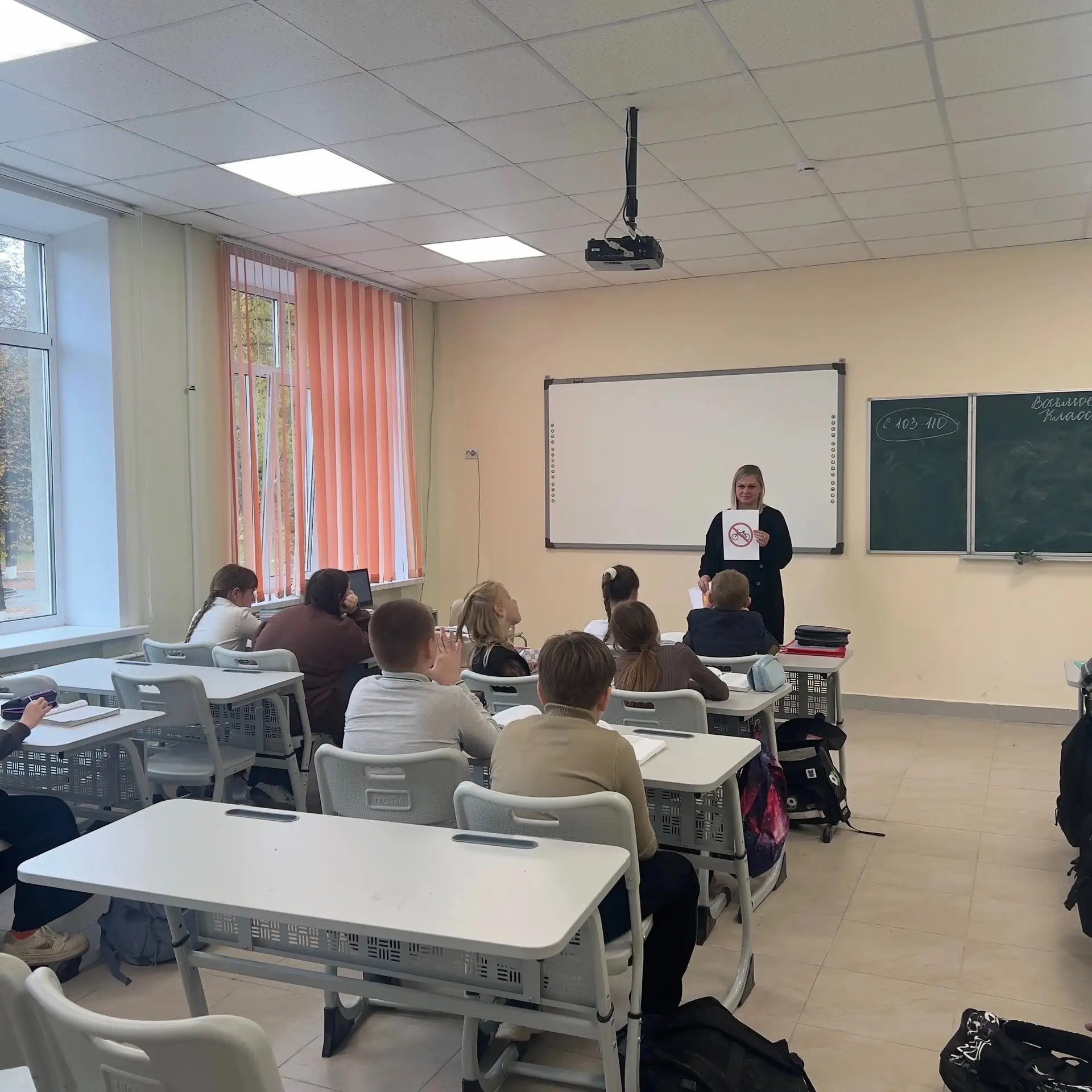 8 октября в МКОУ «СОШ 1 » прошла беседа о правилах поведения на дороге. Дорога - не игр...