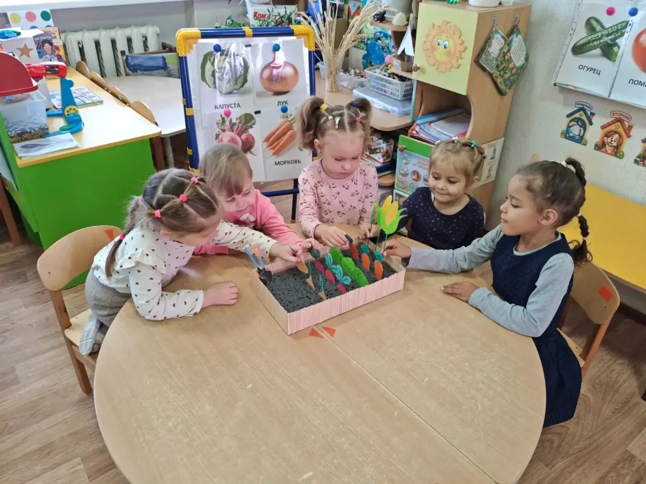 🌼🌳 Сегодня мы с ребятами из средней группы «Ромашка» делали макет кубанского огорода!