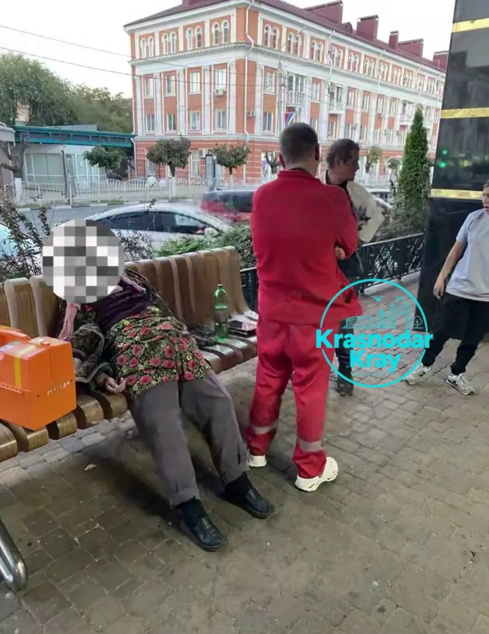 😱 В Армавире мужчина с бутылкой пива пытался помешать госпитализации матери